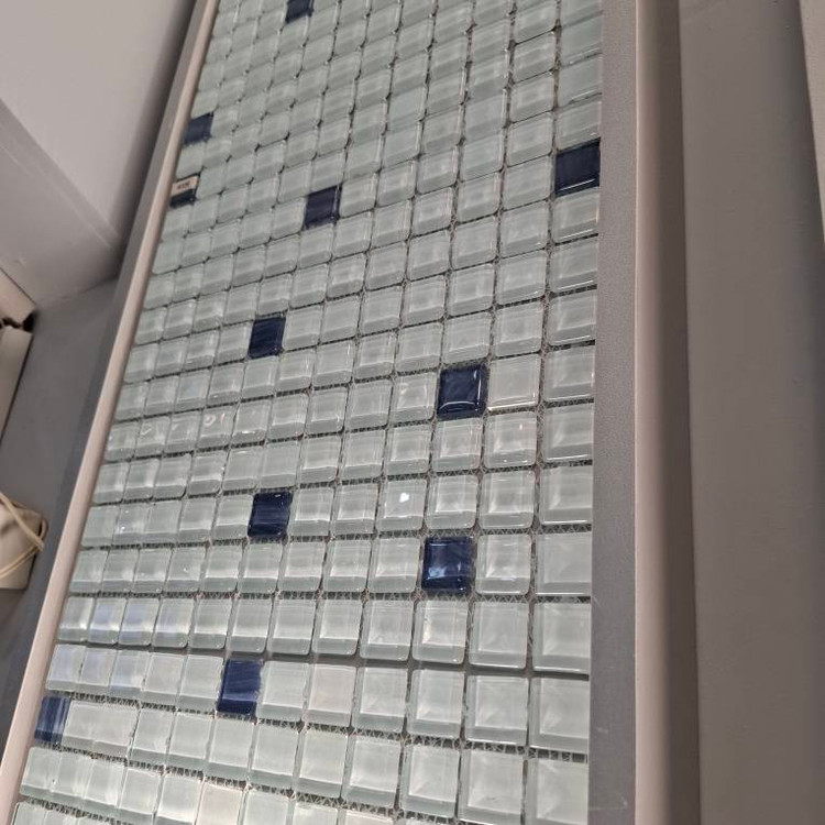 کاشی استخری شیشه ای میکس 4028 سفید سرمه ای - زمرد گلس تایل